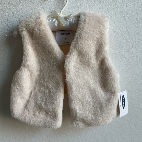 Old Navy Other - Old Navy Faux Fur 2T cream vest NWT
